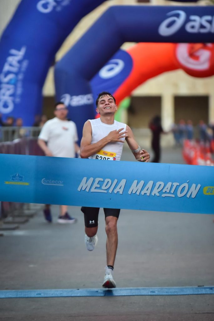 Javier Peñaloza Campeón media maraton del mar 2026